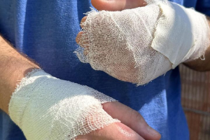 Sebastian, băiatul care și-a salvat frățiorul din casa cuprinsă de incendiu, în timpul vizitei echipei Casa Share.