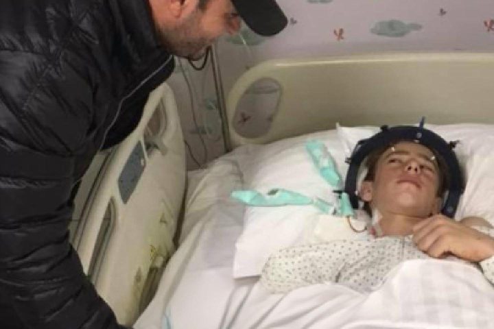 Cosmin alături de echipa Casa Share, după operația la coloana vertebrală care i-a schimbat viața. Astăzi este tată a doi copii.